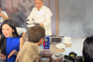美娜这次也是沾光了~成龙大哥在