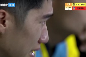 出自恒大足校的侯煜在替补席眼含热泪，今天他帮助广州豹重回中超